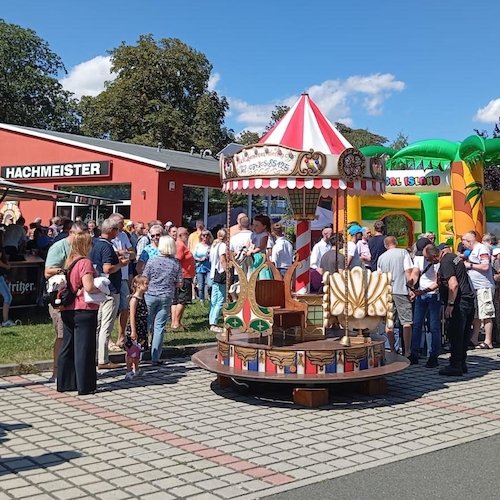 Kinderkarussell/ Nostalgiekarussell, Hüpfburg